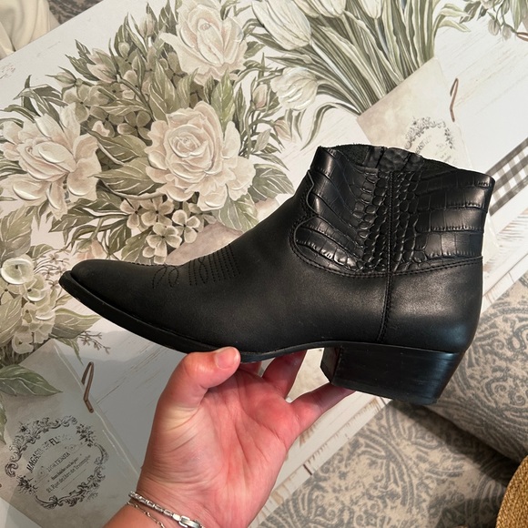 Gianni Bini Brycintwo Booties - Picture 4 of 4